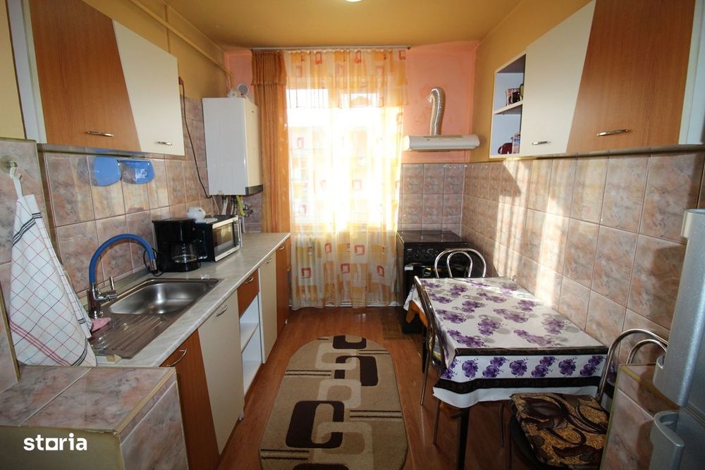 Vând apartament 2 camere în Hunedoara, zona Micro4, 45mp...