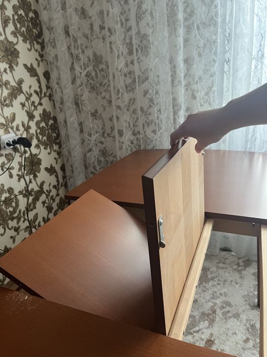 Раздвижной стол из дерева