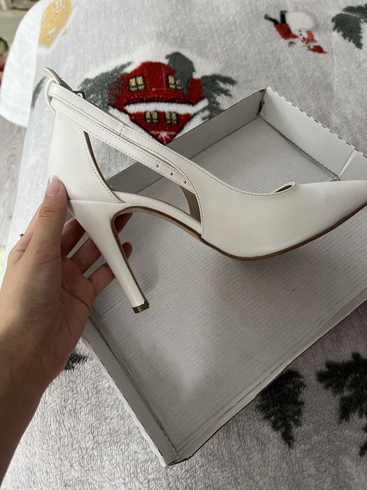 Туфли белого цвета