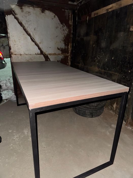 Стол, большой цельный