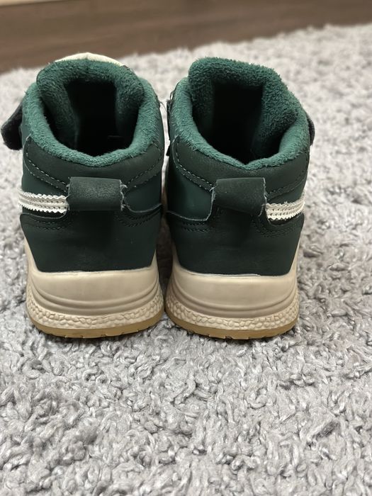 Продам осенние, весенние кроссовки