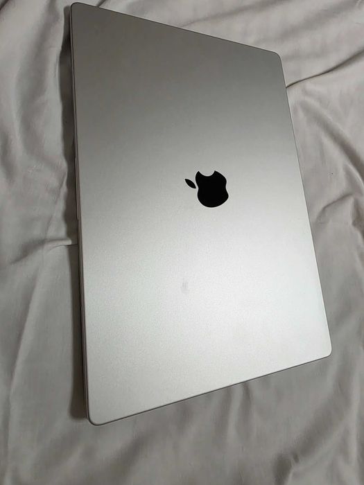 Vand un mack book 16 pro