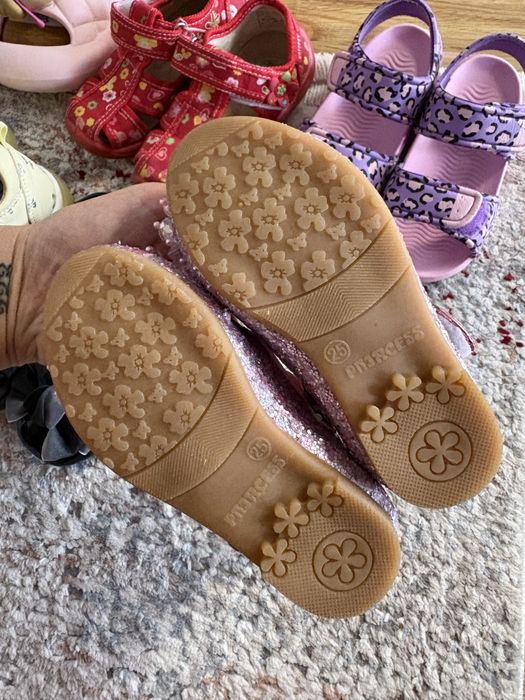 Продам туфли для девочек сандали за все 7000