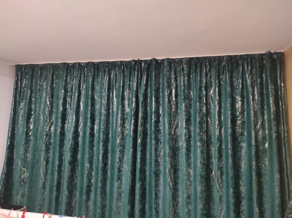 Vând draperie in stare foarte buna , folosita foarte puțin .