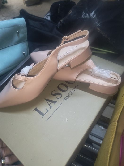 Pantofi decupati