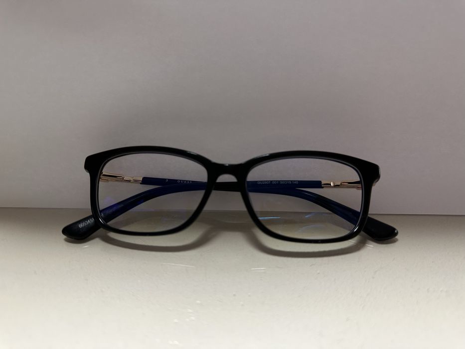 Vand ochelari cu protectie guess noi. Au toc din piele . Excenlenti pentru calculator sau telefon .