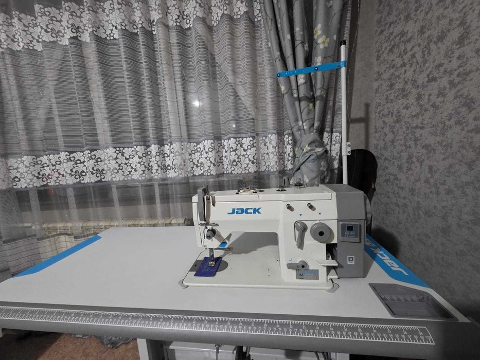 Швейная машинка Jack зиг-заг и прямая строчка.