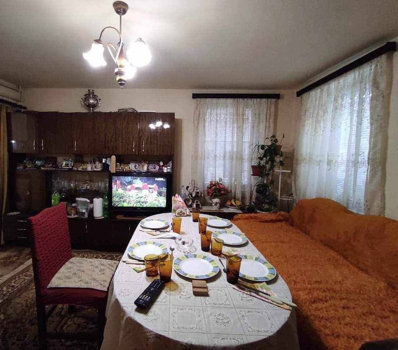 Продавам масивна триетажна къща в гр.Трявна