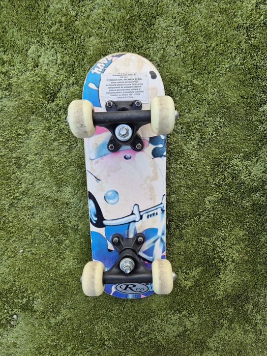 Vând motocicleta din plastic pentru copii, o trotinetă roz cu 3 roți și un skateboard
