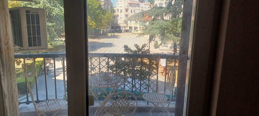 Дава се под наем Четиристаен апартамент в Русе, Център - 135 кв.м за 700 € - Снимка #2