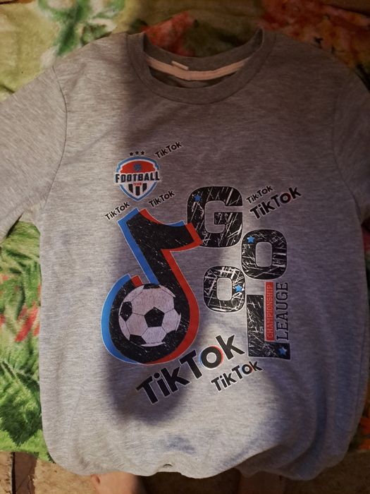 Tricoul cu imprimeu  tik tok