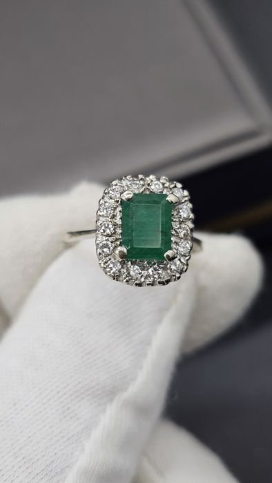 Златен пръстен 18K (750) с естествен изумруд и диаманти | 4.24 гр | Emerald Halo Ring