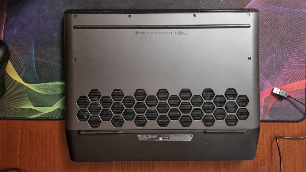 ноутбук Alienware Area 51m R1