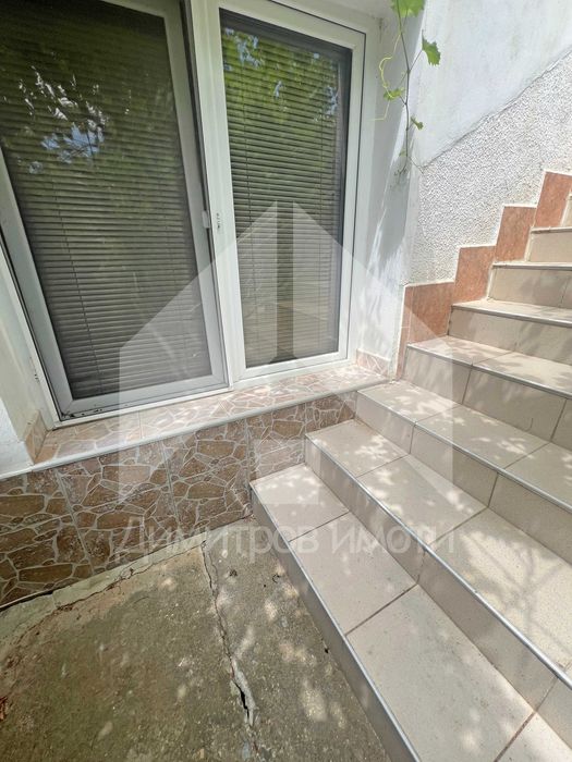 Продава самостоятелна двуетажна къща с двор от 600 м2 и ГАРАЖ. Център!