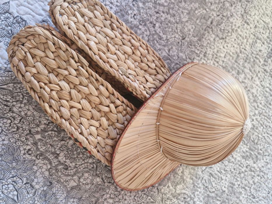 Продават се сувенирни шапка и пантовки Виетнам