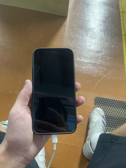 Продам айфон 12