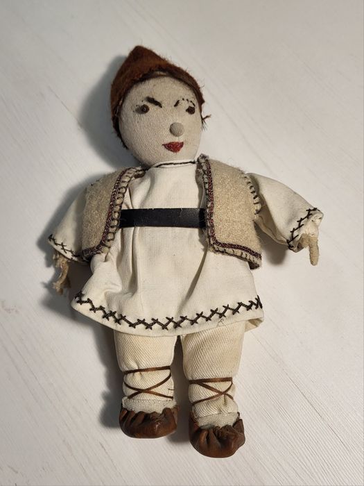 Păpușă tradițională românească artizanală, îmbrăcată într-un costum popular stilizat,  anii 60 - 80