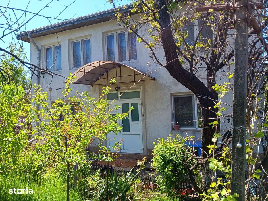Vand casa cu etaj, in localitatea Trusesti, judetul Botosani