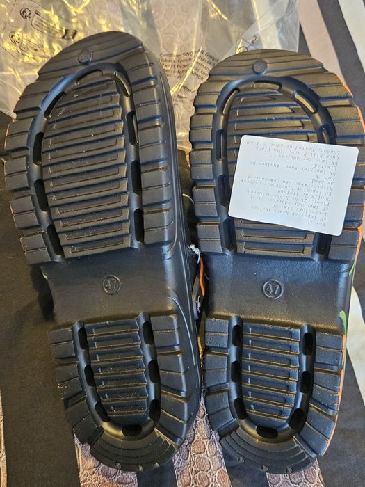 Мъжки чехли като CROCS