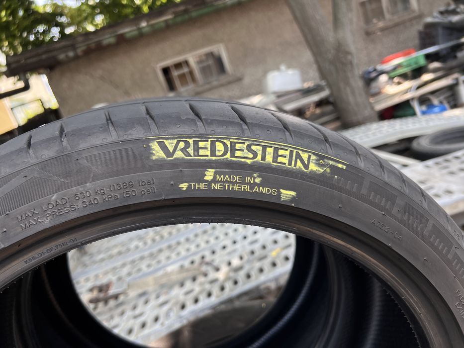 225/40/18 2 броя почти нови летни гуми Vredestein Dot 1724