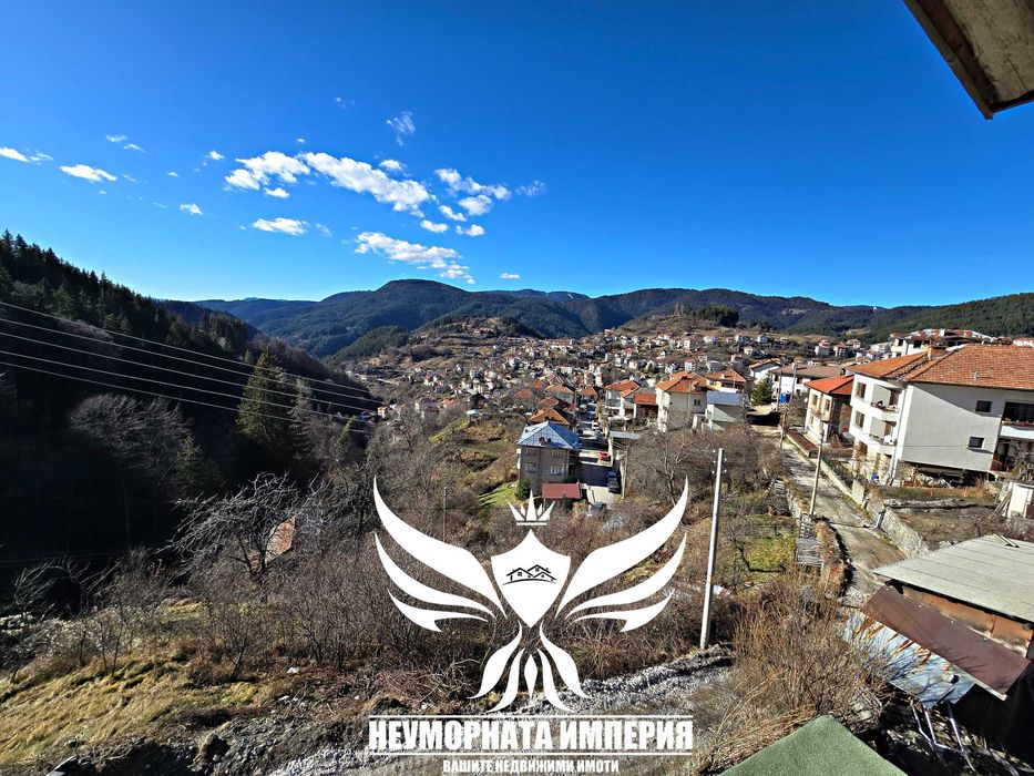 Триетажна къща с гараж и изолация 210РЗП с 564кв двор село Момчиловци