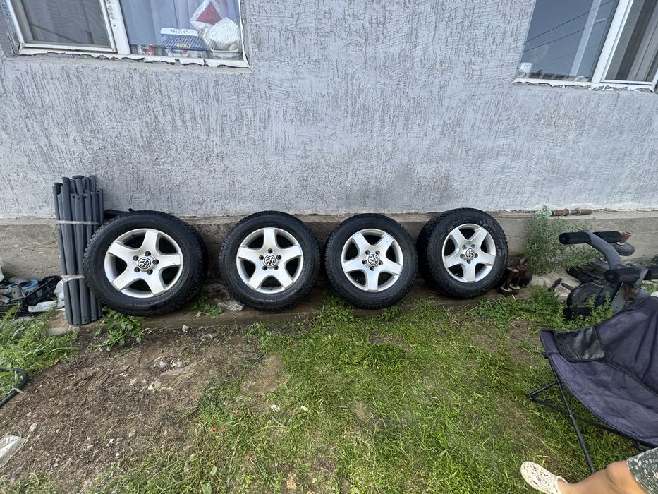 Продам резину с дисками зима шипы комплект