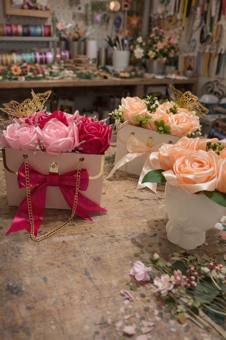 Елегантна подаръчн а кутия с рози в няколко нюанса . 8ми март .