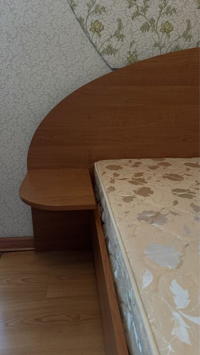Кровать двуспальная с матрасами