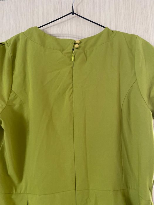 Көйлек жасыл түсті