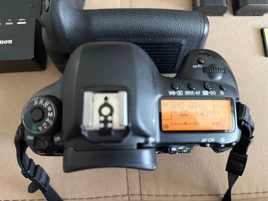 Canon 5D Mark IV с 6 батерии и грип