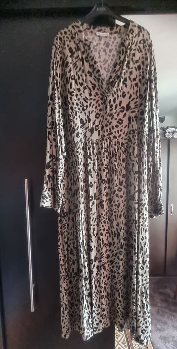 Vând rochie animal print