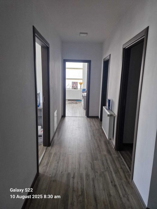 Hala industrială modernă cu teren