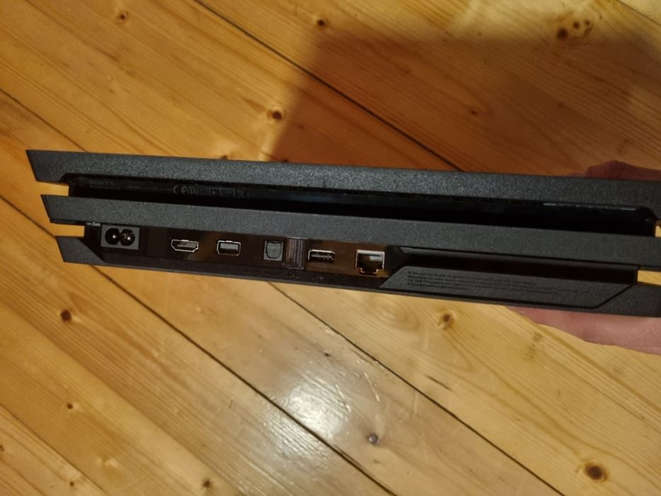 Продавам PS4 PRO 1T