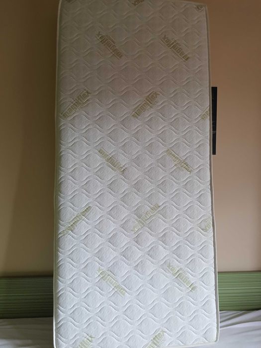 Продавам употребяван двулицев матрак Magniflex 90/200 см.