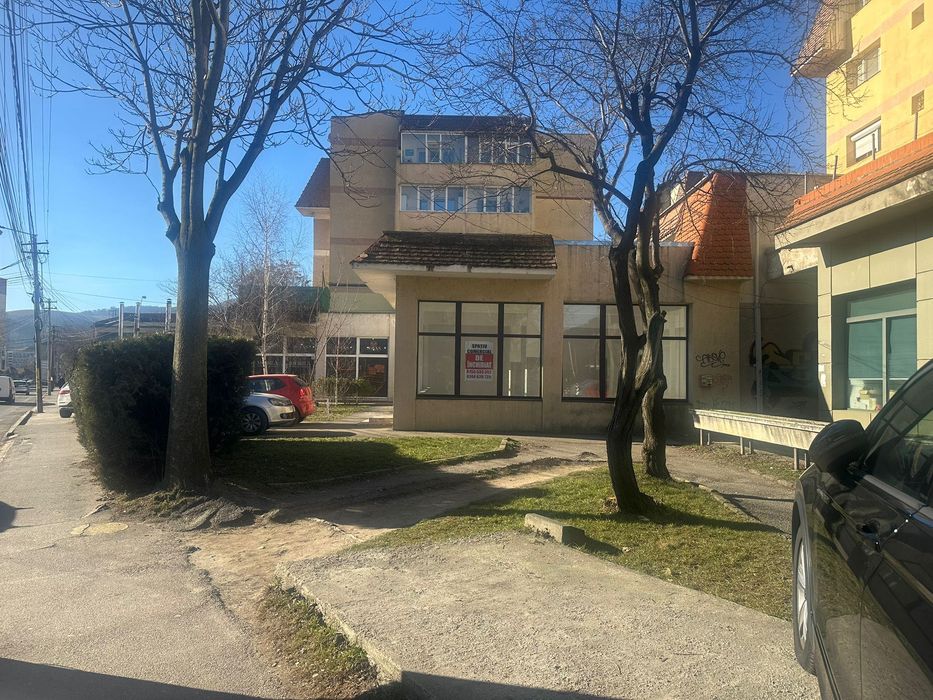 Vând spațiu comercial