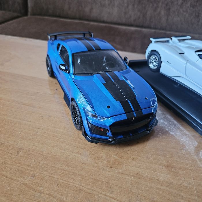 Метални модели коли в мащаб 1:18 и 1:24.