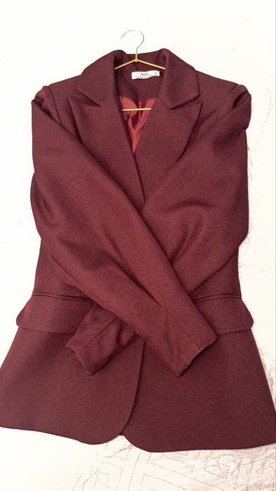 Бордовый классический пиджак