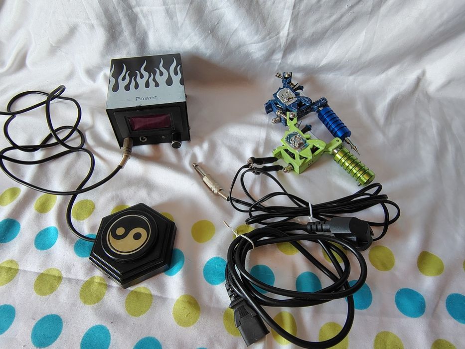 Aparat de tatuat cu pedală și sursa de alimentare