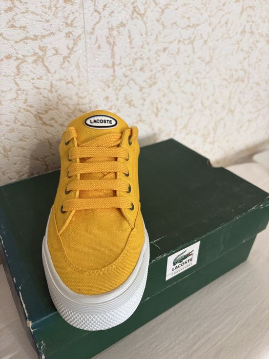 Продавам обувки на lacoste