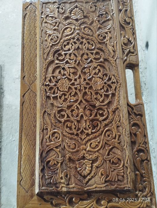 Торангул дарахтидан ясалган чиройли нарда.