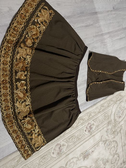 Costum popular cu fir metalic  auriu