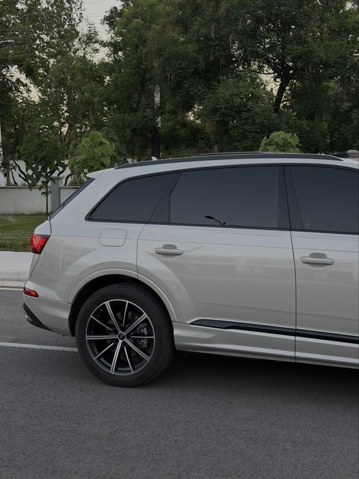 Audi Q7 quattro 2023yil