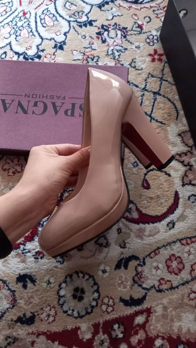 Продам туфли на устойчивом каблуке