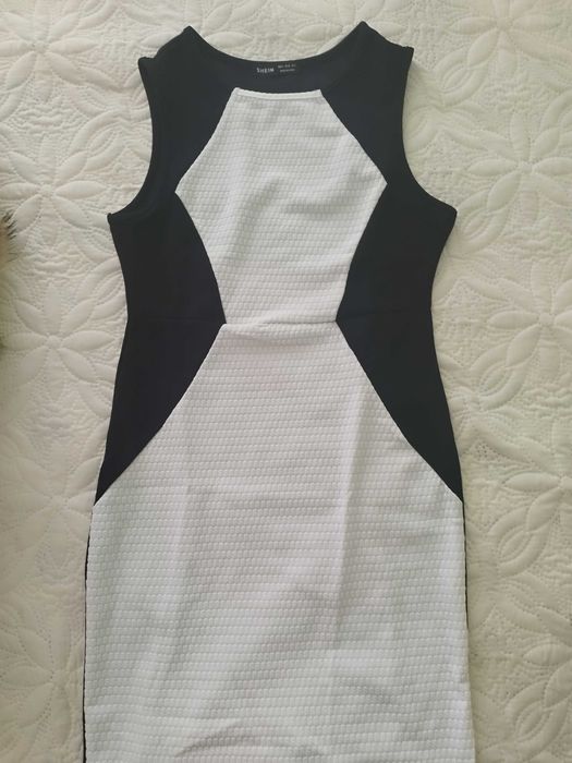 Дамска вталяваща рокля в бяло и черно