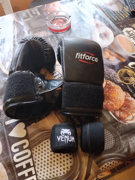 Vând sac de box  și mănuși