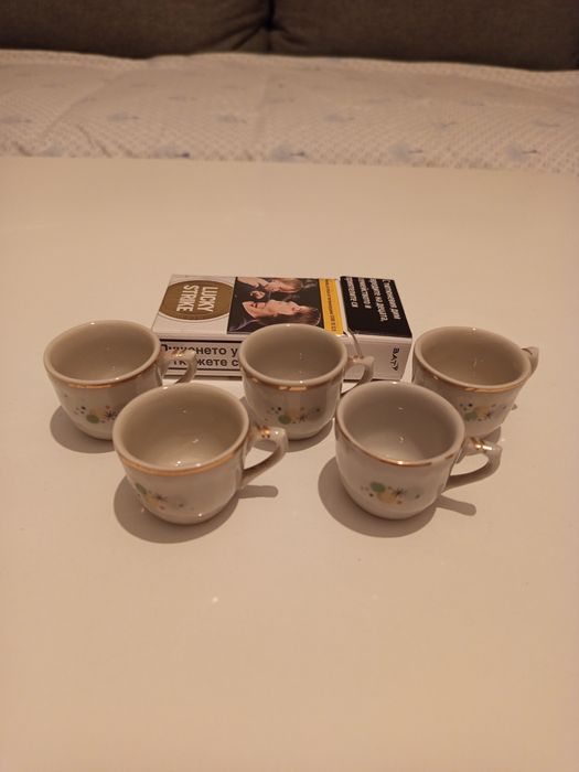 Много малки чашки.