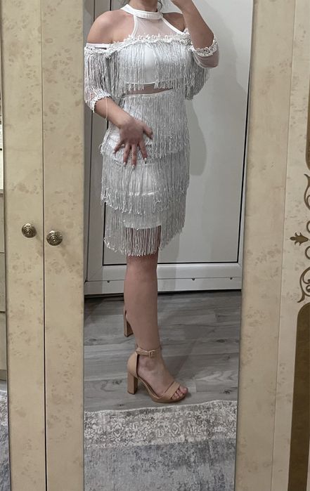 Къса бяла рокля с ресни