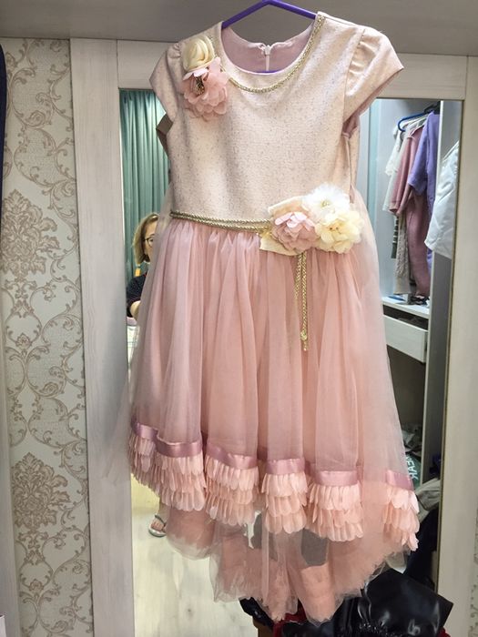 Нарядное платье со шлейфом