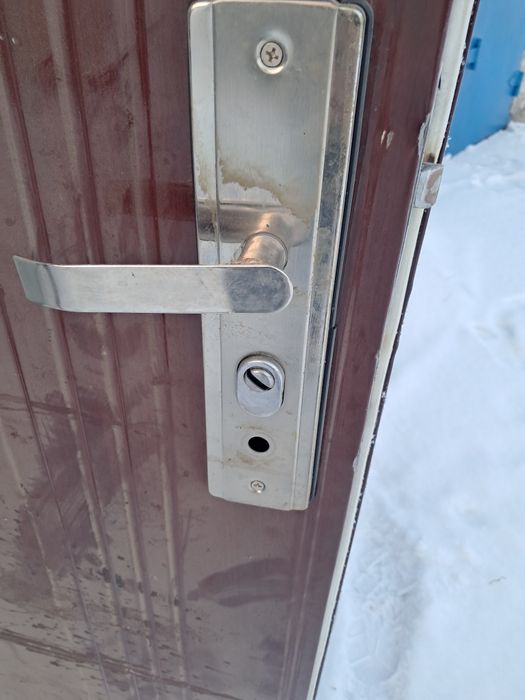 Продам металлическую дверь