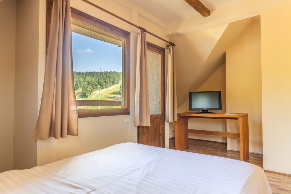 Cabana Cezar ,Maramures, la munte cu ciubar si peisaj de vis